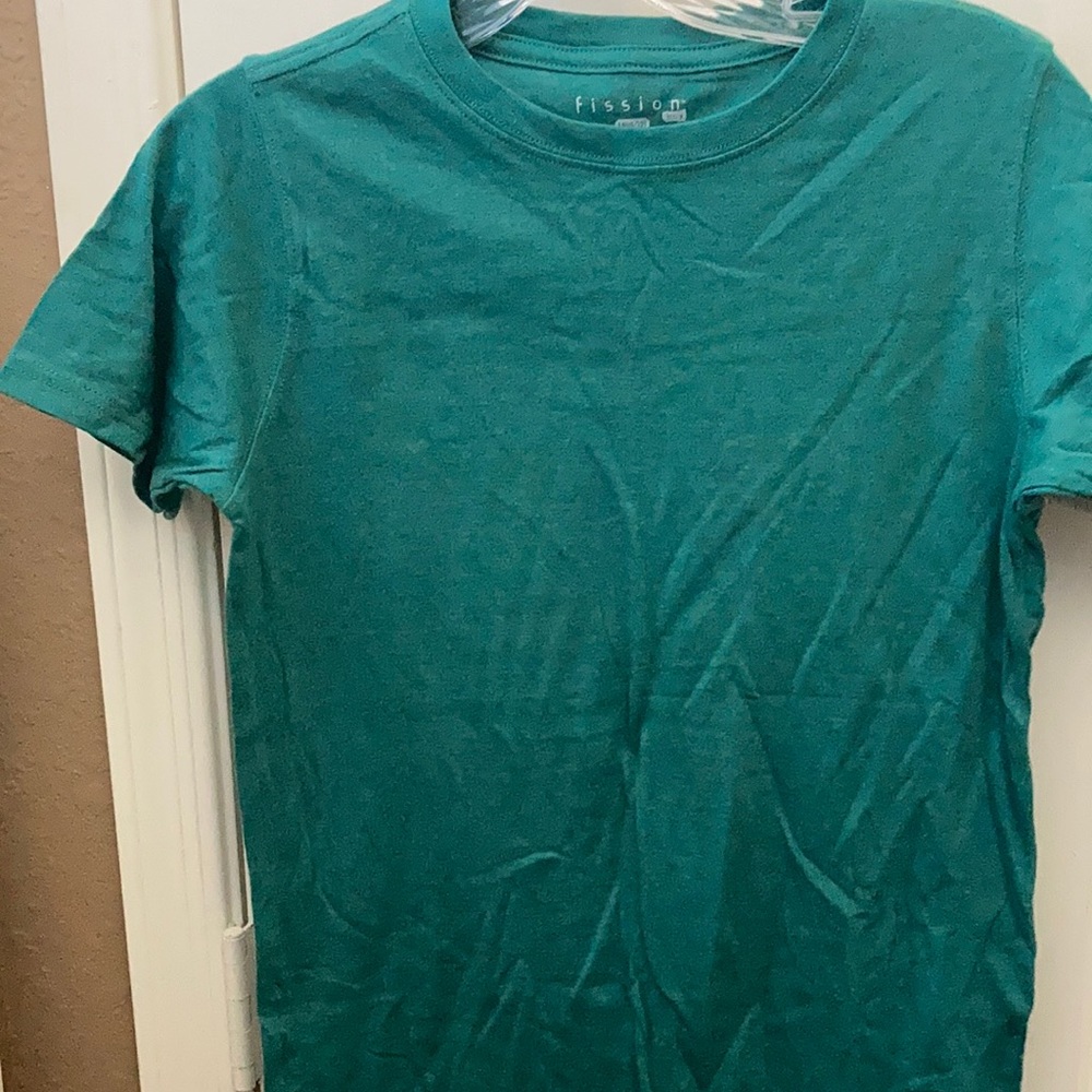 FINAL MARKDOWN Boys fission t shirt medium